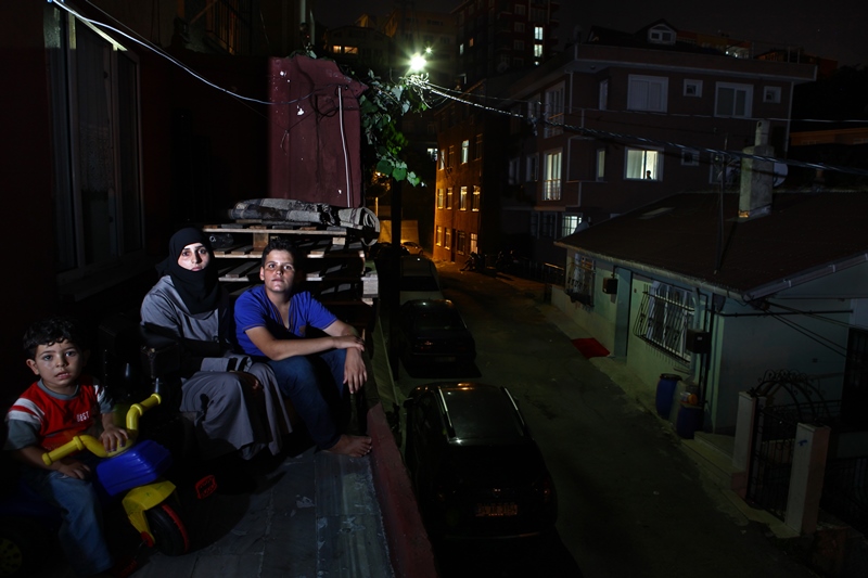 06 Madeha Ahmad (23), Humus. Alibeyköy’de evinin balkonunda fotoğraflandı. Bir konfeksiyon ‘da çalışan Ahmad, Türkçe bilmediği için kendini ifade etmek zorunda kaldığında çok heyecanlandığını ve kalbinin hızlıca attığını söylüyor. 