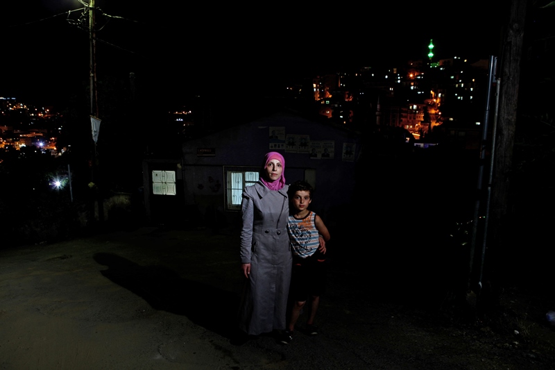 Meha Dakak (27), Halep. Alibeyköy’de fotoğraflandı. Suriye’deki evi zarar görmemiş olan Dakak, savaş bittiği vakit evini kullanılır halde bulursa ülkesine geri dönmek istiyor. 