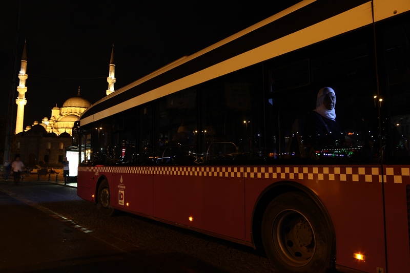 İlham Kunberjee (56), Şam. Eminönü-Fatih otobüsünde fotoğraflandı. Fatihte yaşayan Kunberjee bir falafel dükkanı işletiyor ve malzeme almak için sürekli Eminönü’ne gidiyor. Birleşik Krallıktaki oğlunun yanına yerleşmek isteyen Kunberjee hiçbir ülkenin kendilerine vize vermediğini ve Suriyeliler için dünyanın  artık dar olduğunu söylüyor. Daha yerleşik bir hayata geçmek, mutfak eşyası, kanepe gibi  ihtiyaçları almak için Türkiye’deki seçimlerin nihayete ermesini bekliyor. 