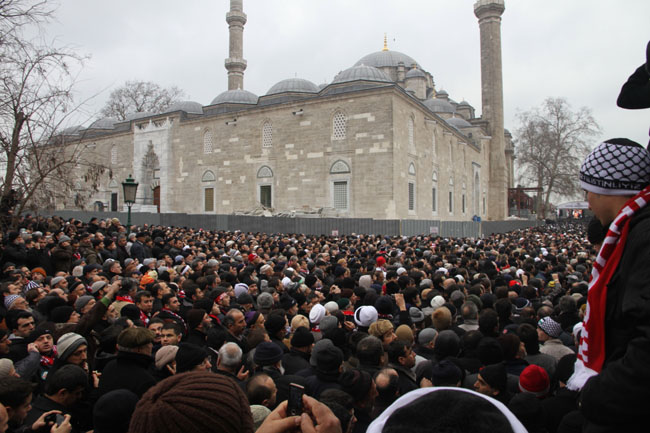 Siyasetin Tartışmalı İsimlerinden <br />Necmettin Erbakan Toprağa Verildi