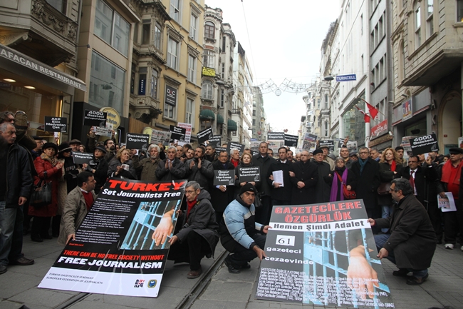 Gazeteciler Ahmet için, Nedim için, özgür basın için yürüdü.