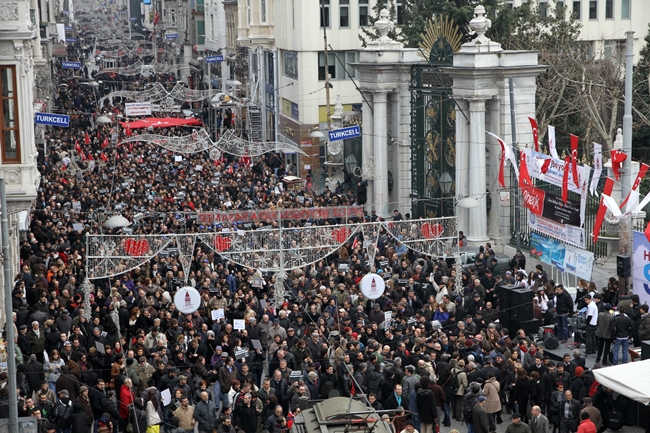 Gazeteciler Ahmet için, Nedim için, özgür basın için yürüdü.