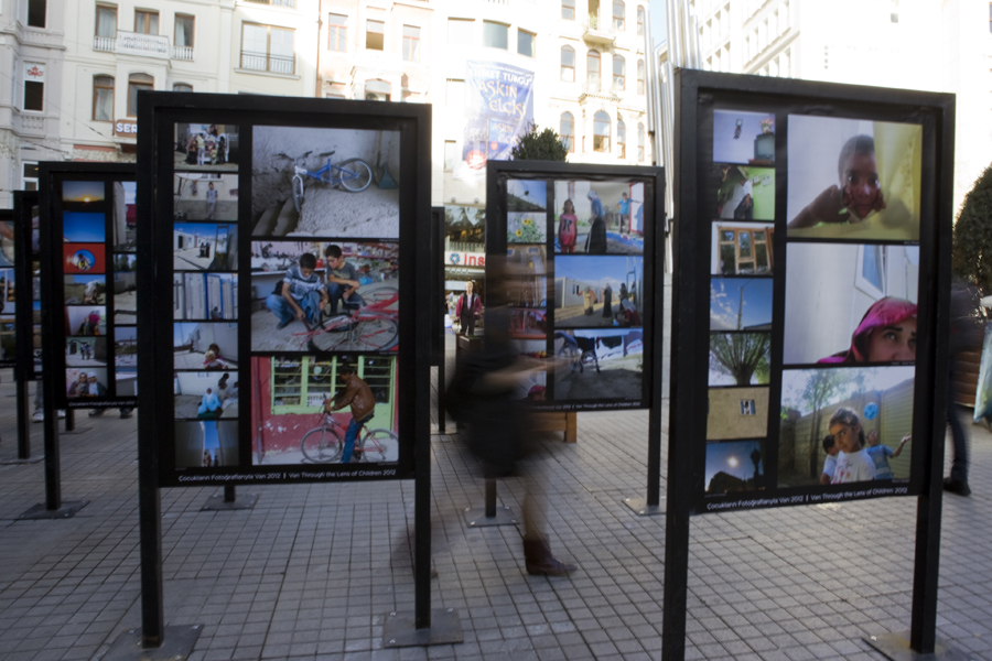 Çocukların Fotoğraflarıyla Van sergisi 9 Aralık tarihine kadar Galatasaray Meydanında görülebilir. Fotoğraf: Sedef Özge