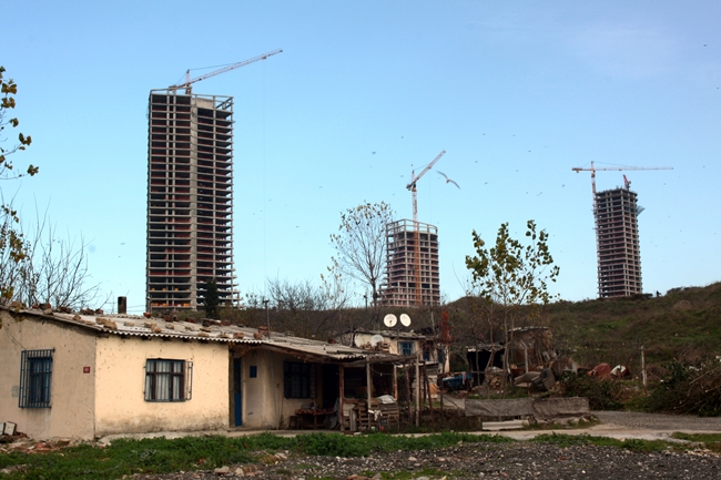 Mahalledeki teyzelerin çaydanlıklarıyla gelip oturdukları yeşillik alanlar artık boş.