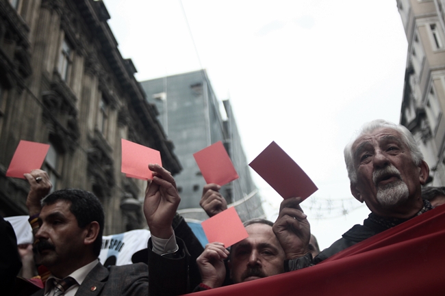 Ellerindeki sembolik kırmızı kartı Recep Tayyip Erdoğan'a hep birlikte gösterdiler.