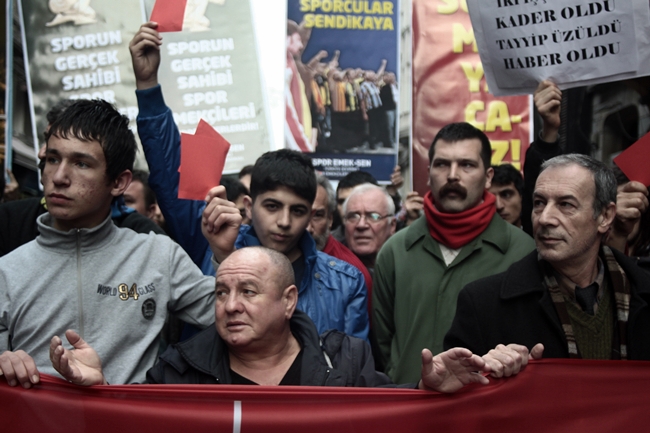 Tribündeki Islıklar Sokaklarda 