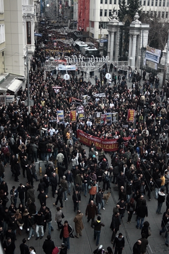 İstiklal Caddesi'nde eylemden habersiz olanlar da sloganlara eşlik etti.