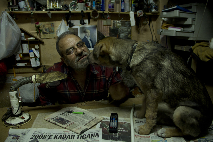 Ramazan Bey Tarlabaşı'ndan göçenlerin arkada bıraktığı kedi ve köpekleri sahipleniyor, onlarla yatağını ve yemeğini paylaşıyor.