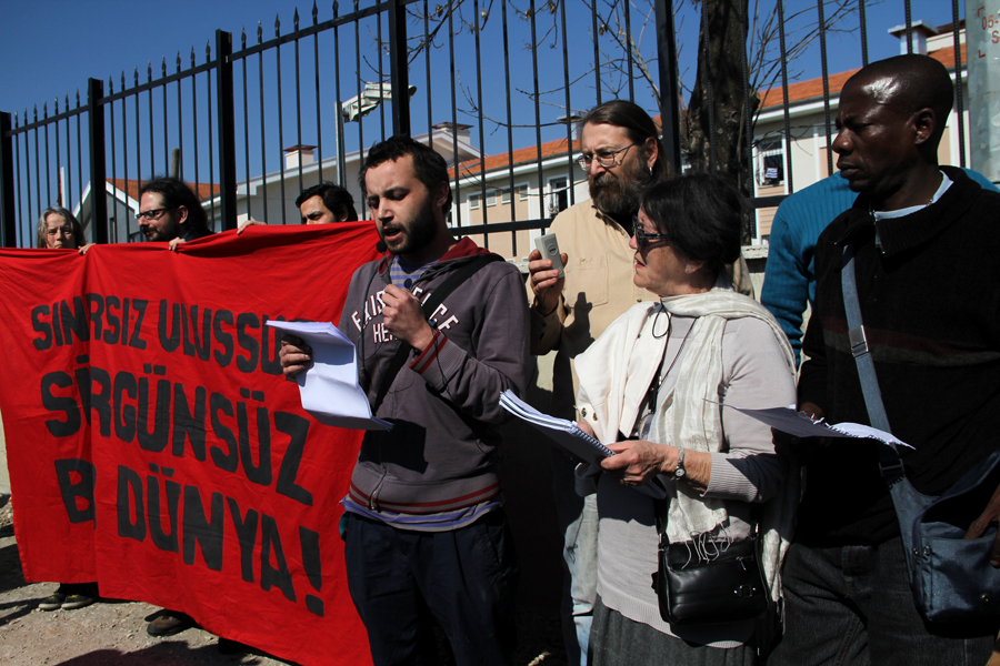 Göçmen Dayanışma Ağı ve Transborder'ın ortak eyleminde okunan basın açıklamasında 'Küresel eşitsizliklere ve ırkçılığa,  baskı ve kontrol mekanizmalarına, kapatılma merkezlerine, duvarlara, ve sınırdışı edilmeye karşı, onurlu bir hayat için, serbest dolaşım hakkını, sınırların kaldırılmasını ve yerleşme hakkını savunuyoruz' ifadesi yer alıyor.