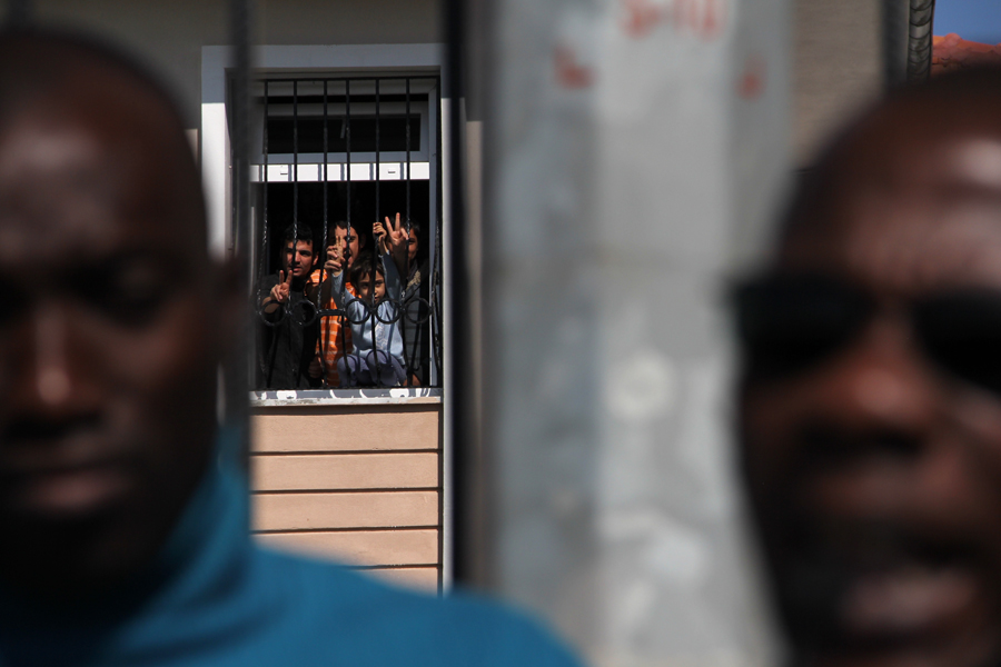 'Alıkoyma merkezi'nde zorla tutulan göçmenler de eyleme parmaklıklar ardından sloganlar ve alkışlarla destek verdi.