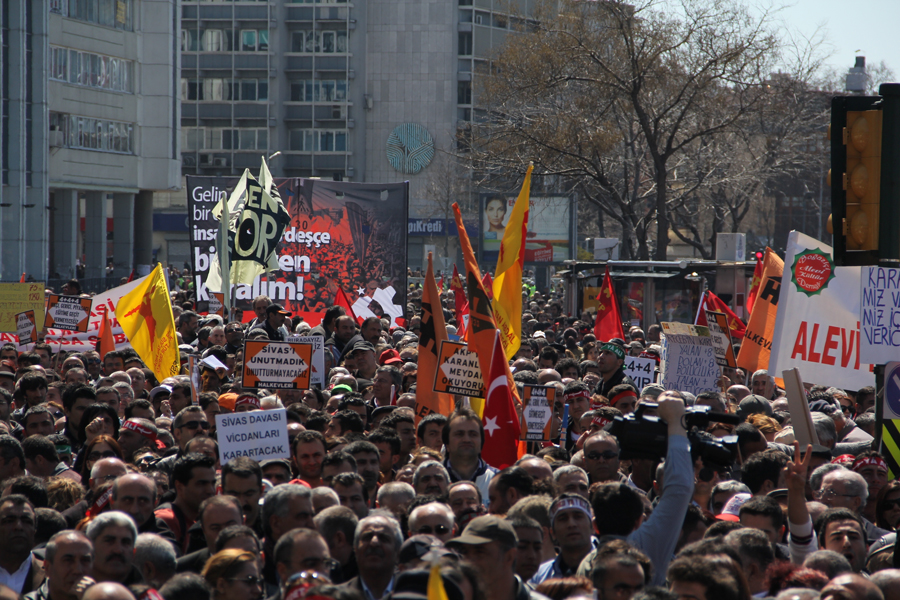 31 Mart'ta Kadıköy'de toplanan binlerce kişi, Sivas Katliamı sorumlularının yargılandığı davanın zaman aşımı gerekçesiyle düşürülmesini protesto etti.