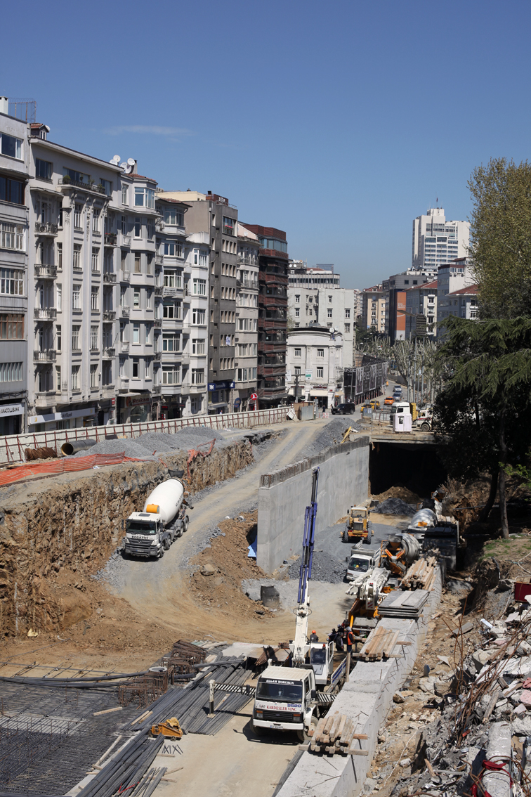 Cumhuriyet Caddesi'ndeki Taksim'i katleden kazılarda son durum. 13.04.2013 (Fotoğraf: Yücel Tunca)
