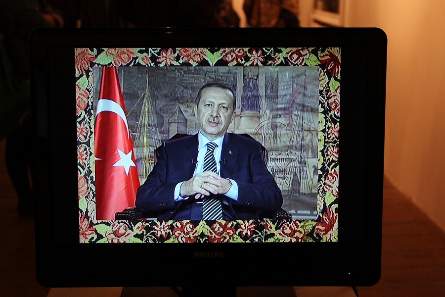 Alper Kırklar'ın Başbakan Tayyip Erdoğan'ın konuşmasıyla Kenan Evren'in sesini senkronize ettiği video çalışması F: Sedef Özge