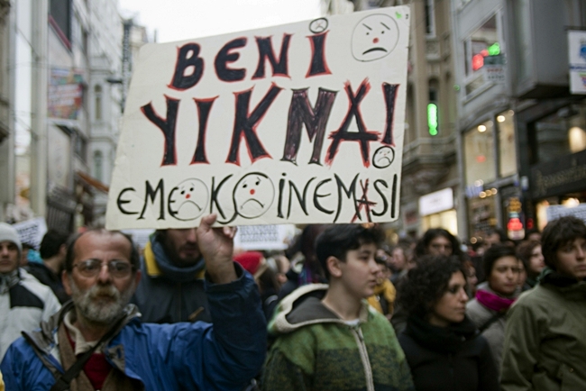 Vatandaşlar protestolarına Taksim Tramvay Durağı'ndan yürüyerek başladı.