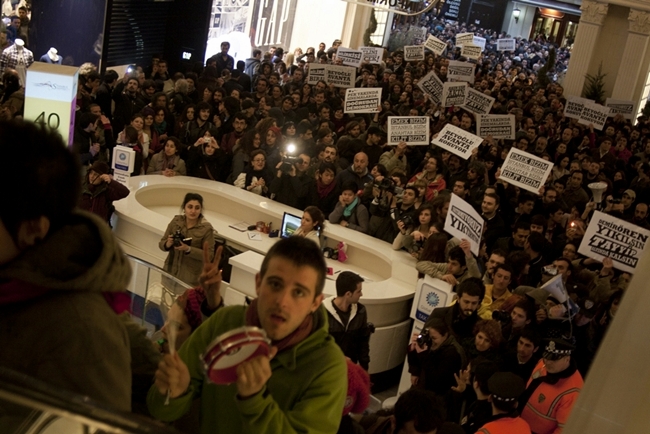 Demirören AVM'nin içerisine giren kalabalık grup protestolarını burada sürdürdü.