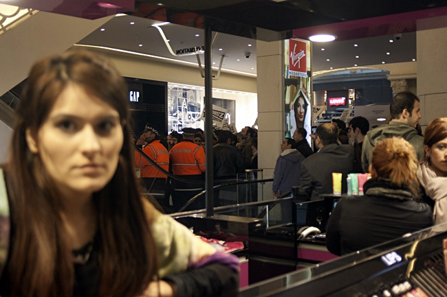 Demirören Alışveriş Merkezi'nde çalışan satış elemanları protestonun bitmesini bekliyordu.