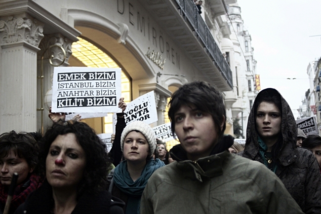 Protestoda yer alan çok sayıda genç insan vardı.