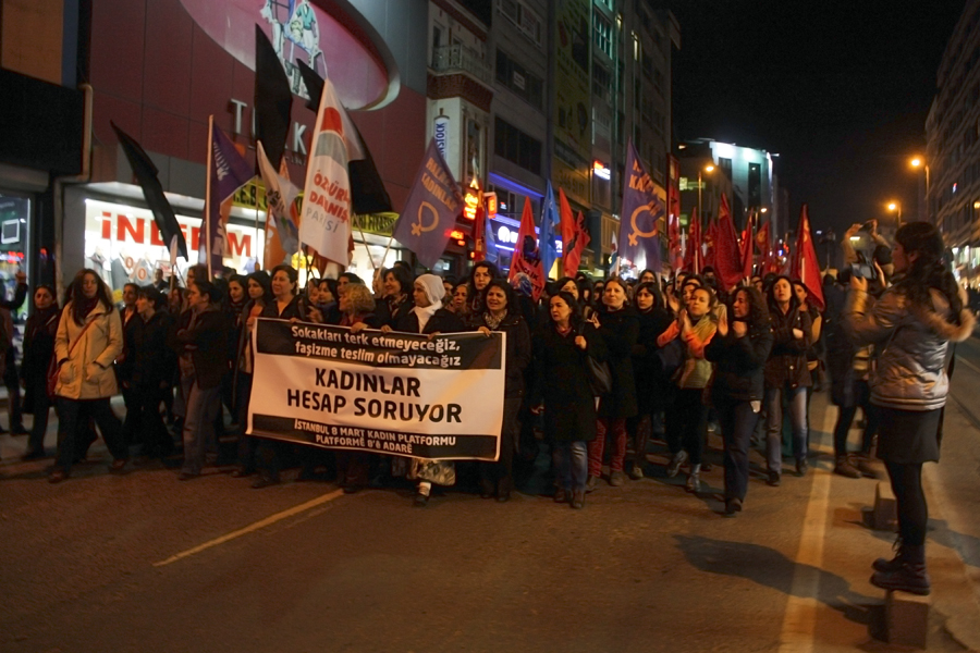 KADIKÖY’DE KADINLARA KARŞI IRKÇI SALDIRI PROTESTO EDİLDİ