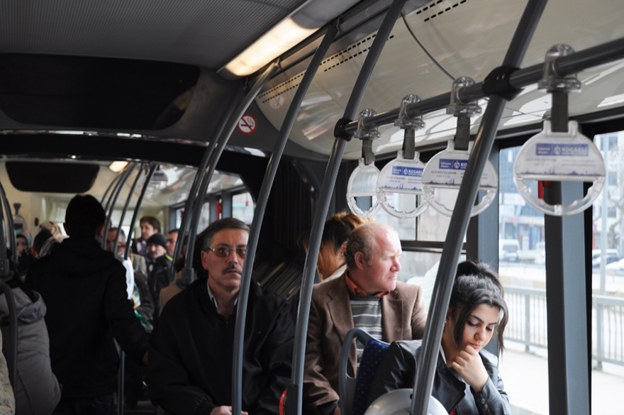 Yolcular otobüslerde yolcular tıka basa bir halde ayakta uzun süreli yolculuk yapıyor.