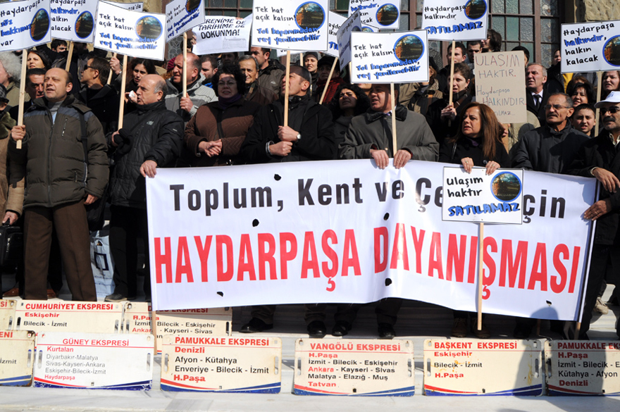 Hatların kapatılması çeşitli eylemlerle protesto ediliyor.