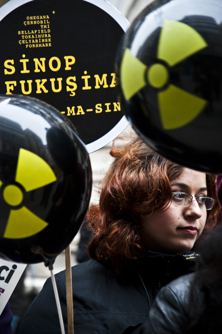 Sinop ve Akkuyu'da yapılması planlanan nükeer santrallere karşı çıkan çevreciler Fukişama'da depren sonrası meydana gelen nükleer kazaya dikkat çektiler.