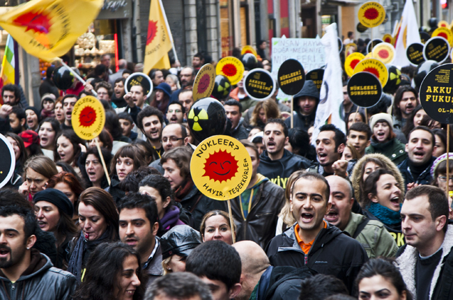 İstiklal caddesini dolduran yaklaşık iki bin çevreci nükleer enerji karşıtı pankartlar taşıyarak hükümeti protesto etti.