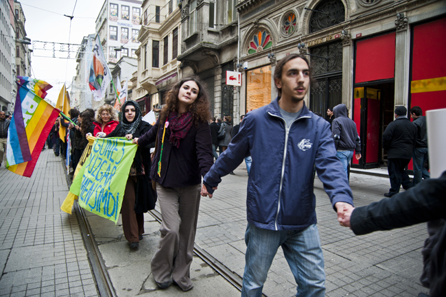 İstiklal Caddesi'ni dolduran yaklaşık iki bin eylemci el ele tutuşarak zincir oluşturdular.