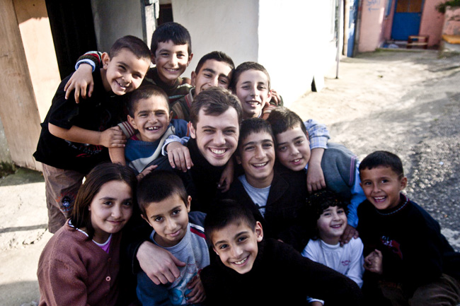 Filmin başrol oyuncularından Yusuf Akgün Gazi Mahallesi'ne çocuklarla birlikte.