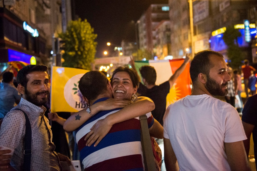 DİYARBAKIR'DA HDP COŞKUSU